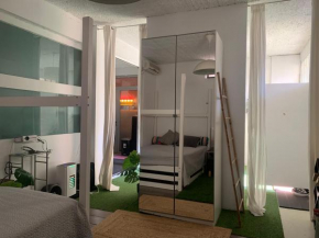 A bright Art Studio House with parking near Oaka for a short stay
